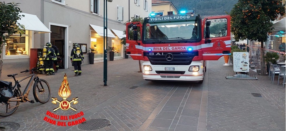 Un forte odore di gas nel centro di Riva del Garda, i vigili del fuoco blindano l'area e intervengono con gli esplosimetri